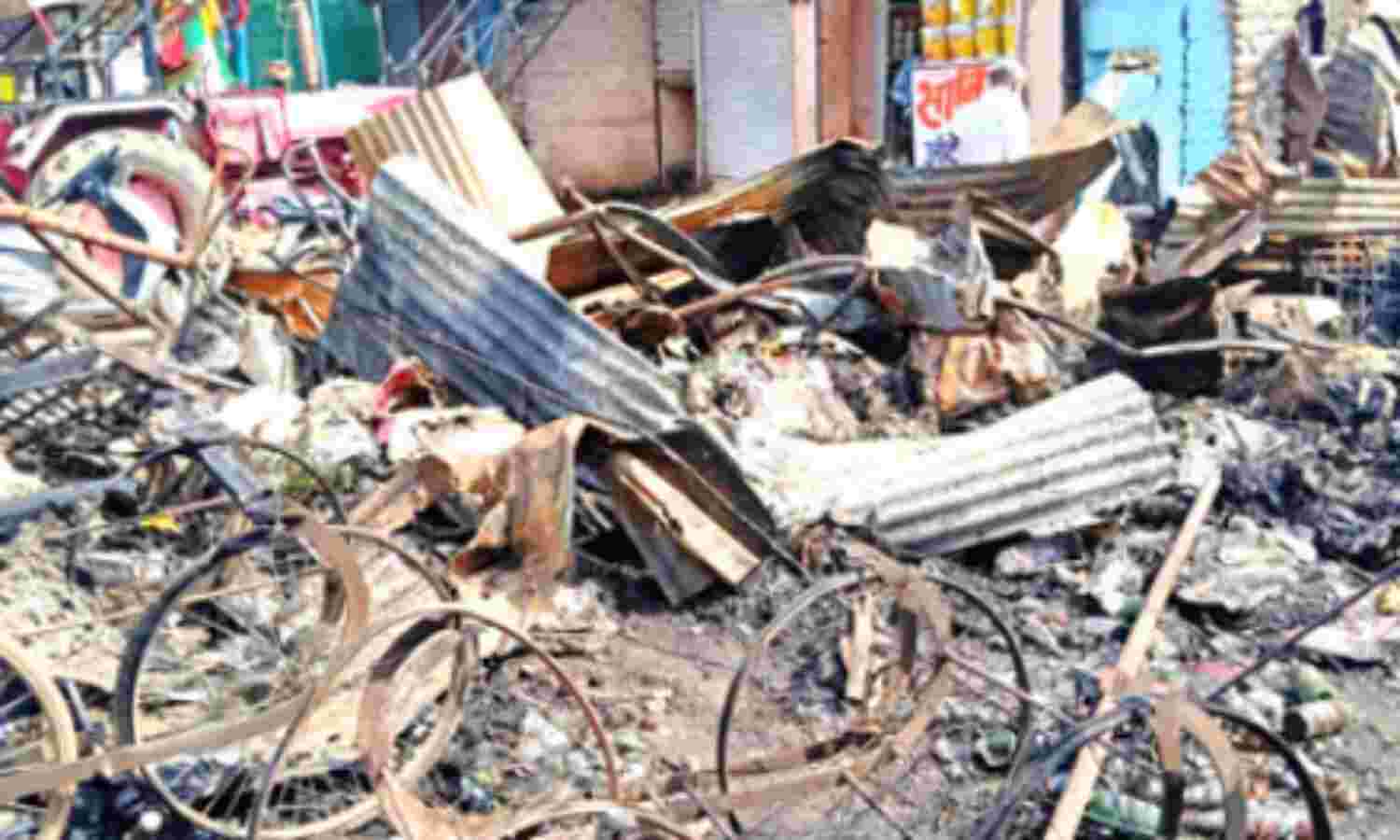 रहवासी क्षेत्र में उठीं आग की लपटें