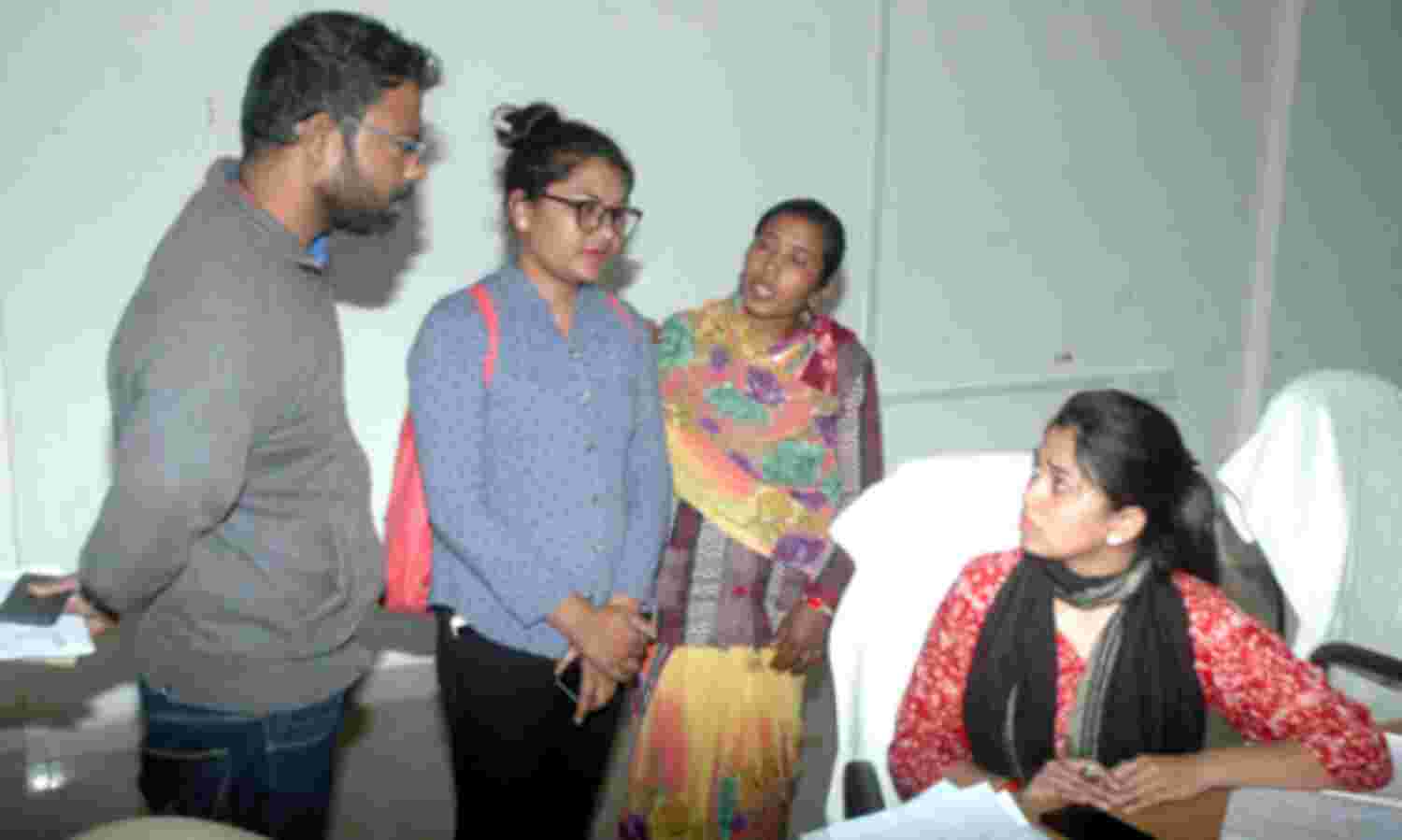 कूप की किश्त के लिए भटक रहा किसान