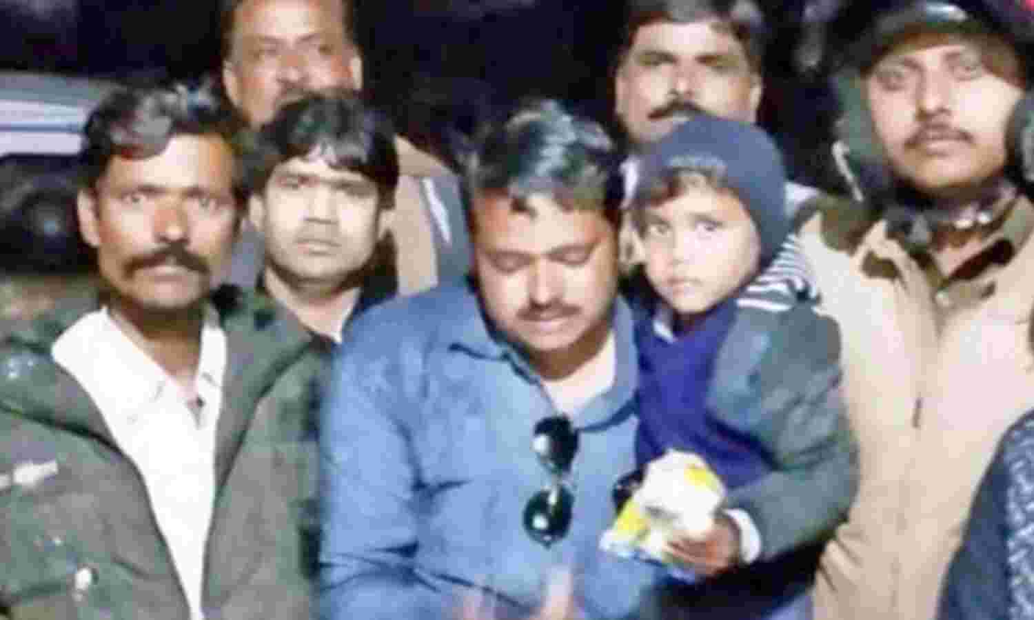 परिजनों के सुपुर्द किया बिछड़ी मासूम को