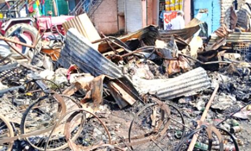 रहवासी क्षेत्र में उठीं आग की लपटें