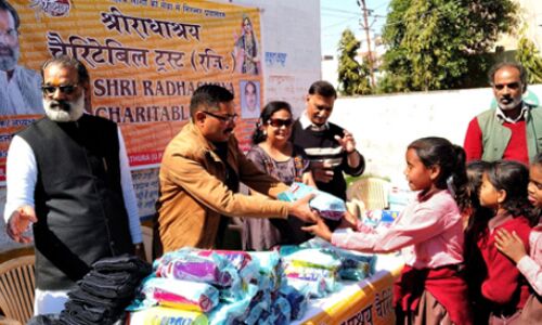 बच्चों को बाँटी बोतल एवं जरूरी वस्त्र