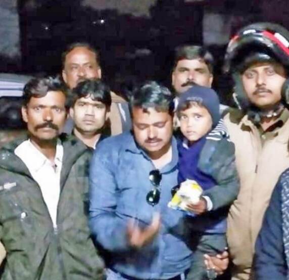 परिजनों के सुपुर्द किया बिछड़ी मासूम को