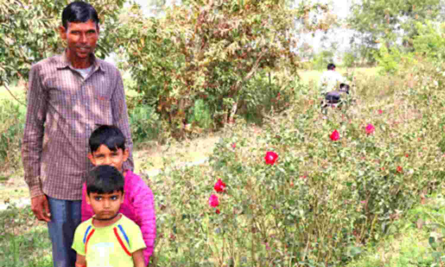 फूलों से महक रहा रघुवीर का घर-आंगन