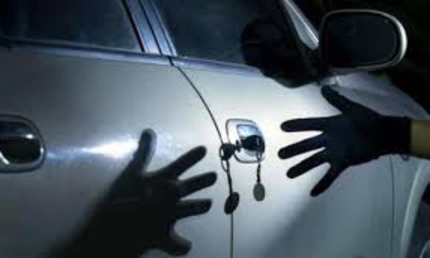 कार से उड़ाया ढाई लाख से भरा बैग