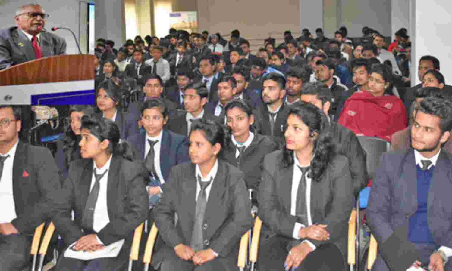 संस्कृति विश्वविद्यालय के विद्यार्थियों को दिये वित्तीय प्रबंधन के गुर