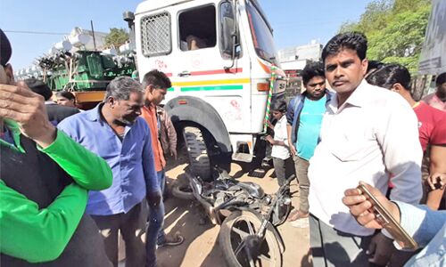 सड़क पर अचानक दौड़ पड़ा ट्रक बाइक को मारी टक्कर, हादसा टला