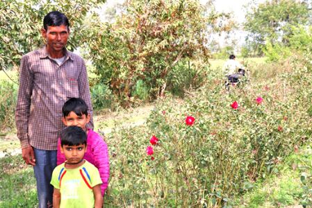 फूलों से महक रहा रघुवीर का घर-आंगन