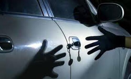 कार से उड़ाया ढाई लाख से भरा बैग