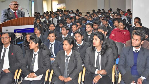 संस्कृति विश्वविद्यालय के विद्यार्थियों को दिये वित्तीय प्रबंधन के गुर