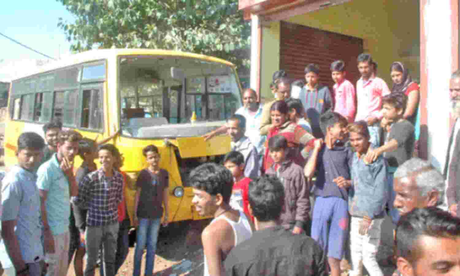 मकान में घुसी स्कूली बच्चों से भरी बस