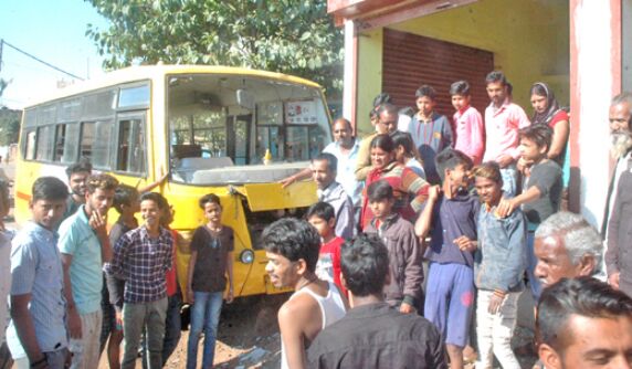 मकान में घुसी स्कूली बच्चों से भरी बस