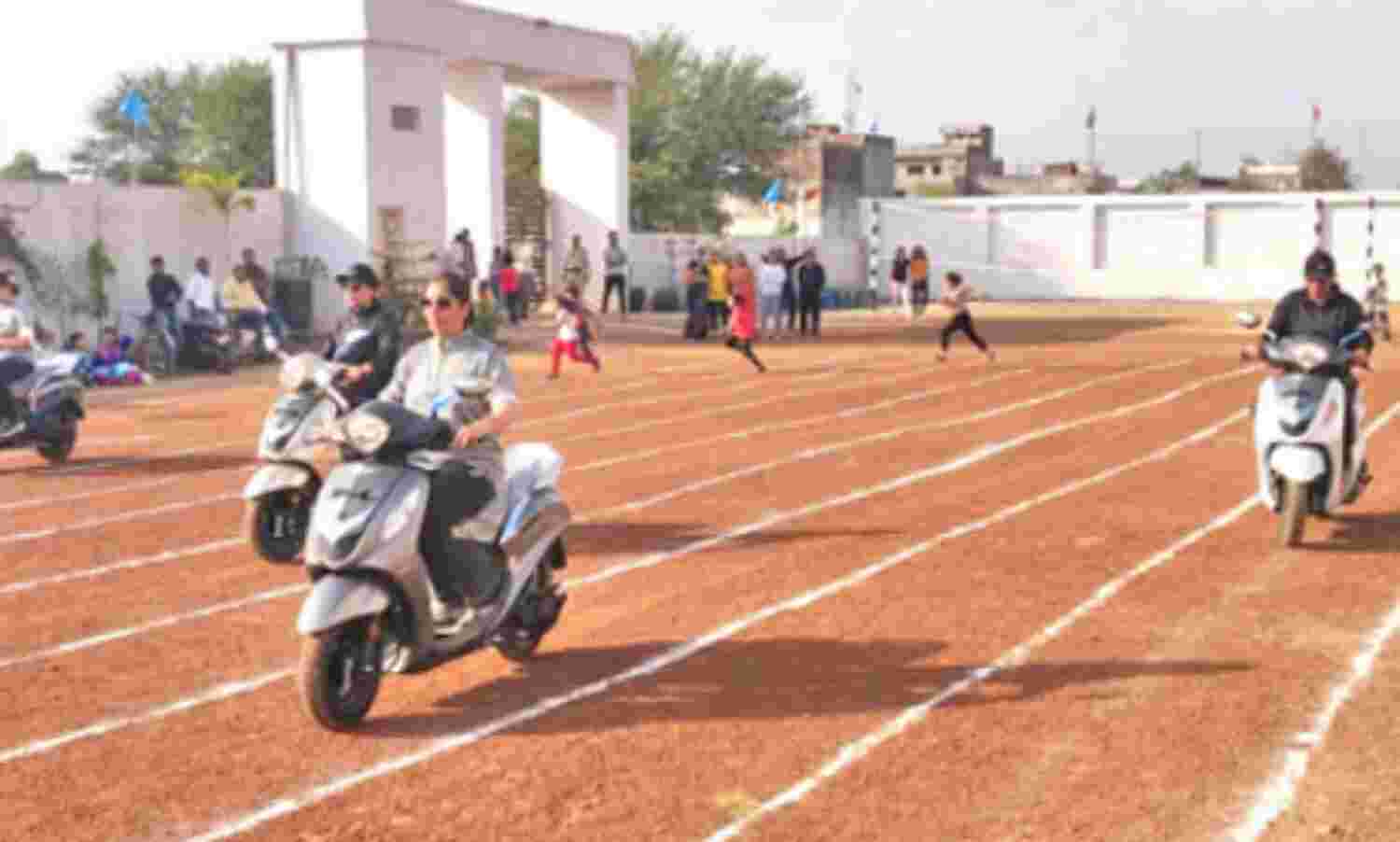 हौले-हौले स्कूटर चलाकर मारा मैदान