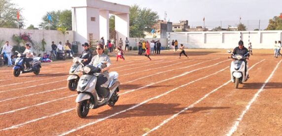 हौले-हौले स्कूटर चलाकर मारा मैदान