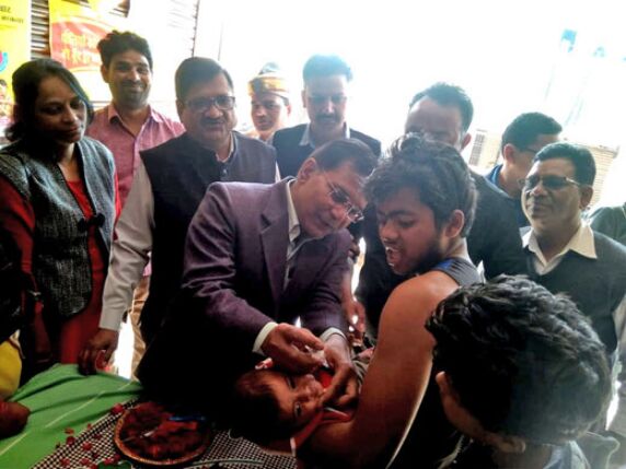 पल्स पोलिया अभियान का सीएमओ ने ड्राप पिलाकर किया शुभारंभ