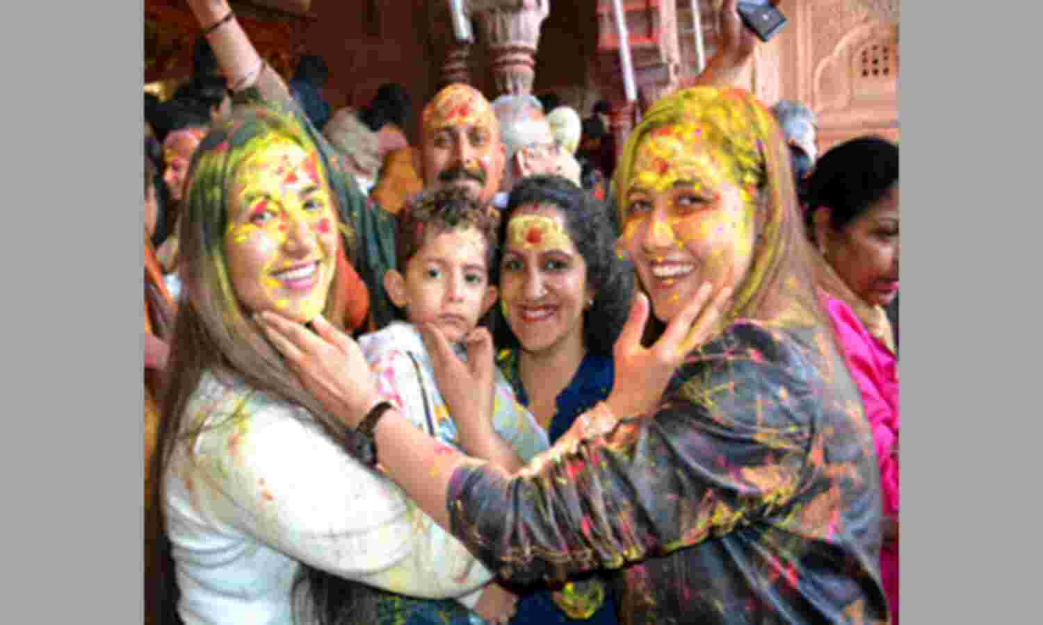 मंदिरों में जमकर अबीर गुलाल उड़ाकर मस्ती में झूम रहे हैं श्रद्धालु