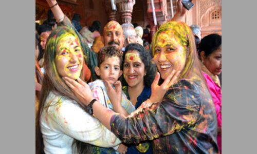 मंदिरों में जमकर अबीर गुलाल उड़ाकर मस्ती में झूम रहे हैं श्रद्धालु