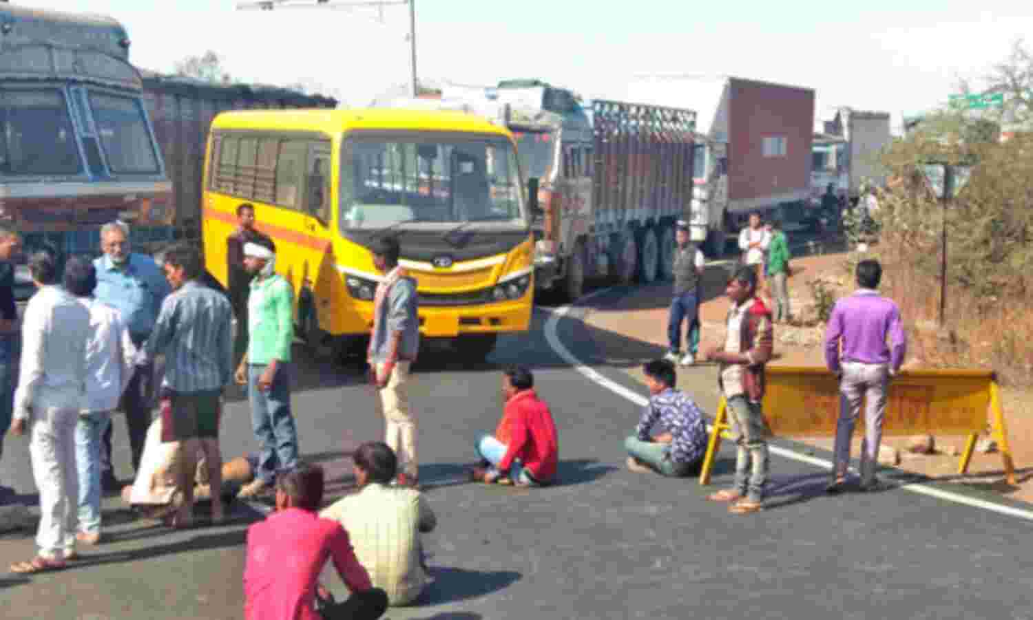 साहब, चाहे यहीं चूल्हा जलाना और बिस्तर लगाना पड़े पर जब तक बिजली चालू नहीं होगी, नहीं हटेंगे