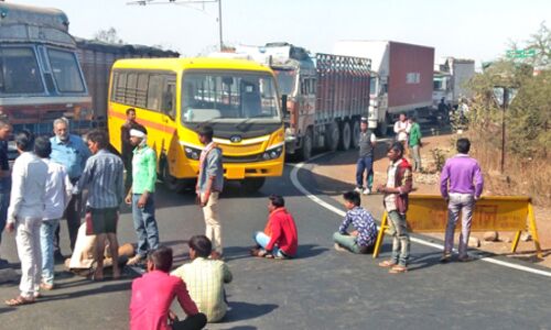 साहब, चाहे यहीं चूल्हा जलाना और बिस्तर लगाना पड़े पर जब तक बिजली चालू नहीं होगी, नहीं हटेंगे