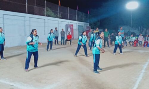 थ्रो बॉल में महिलाओं ने दिखाया उत्साह