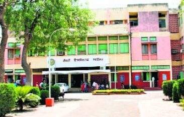 अधिकारियों ने चहेते महाविद्यालयों को बनाया केंद्र, कराई जाए जांच