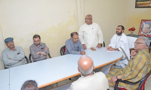 सरकार और समाज की कमियां एक-दूसरे तक पहुंचाना ही कर्म है