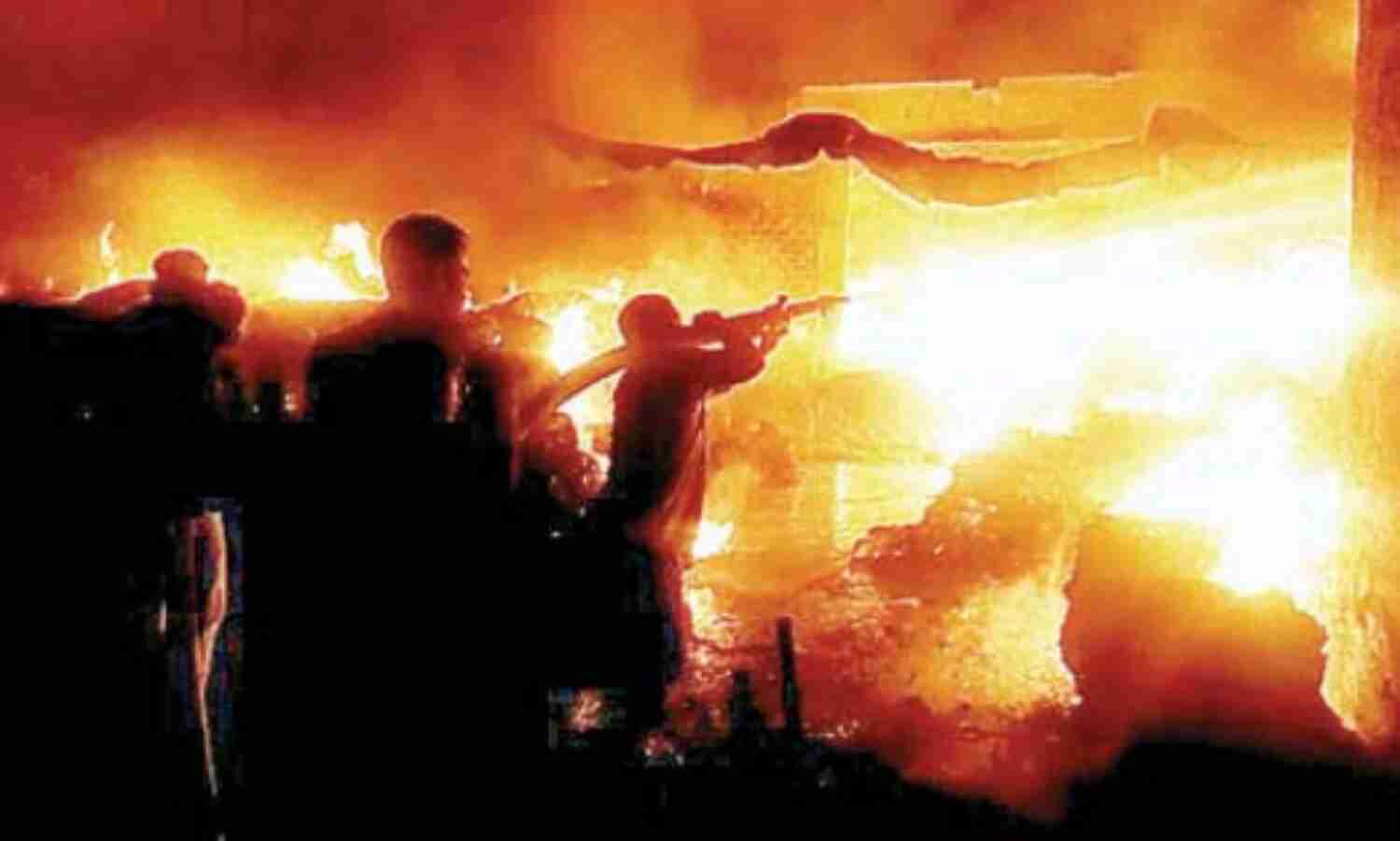 पन्नी गोदाम में लगी आग लाखों का नुकसान