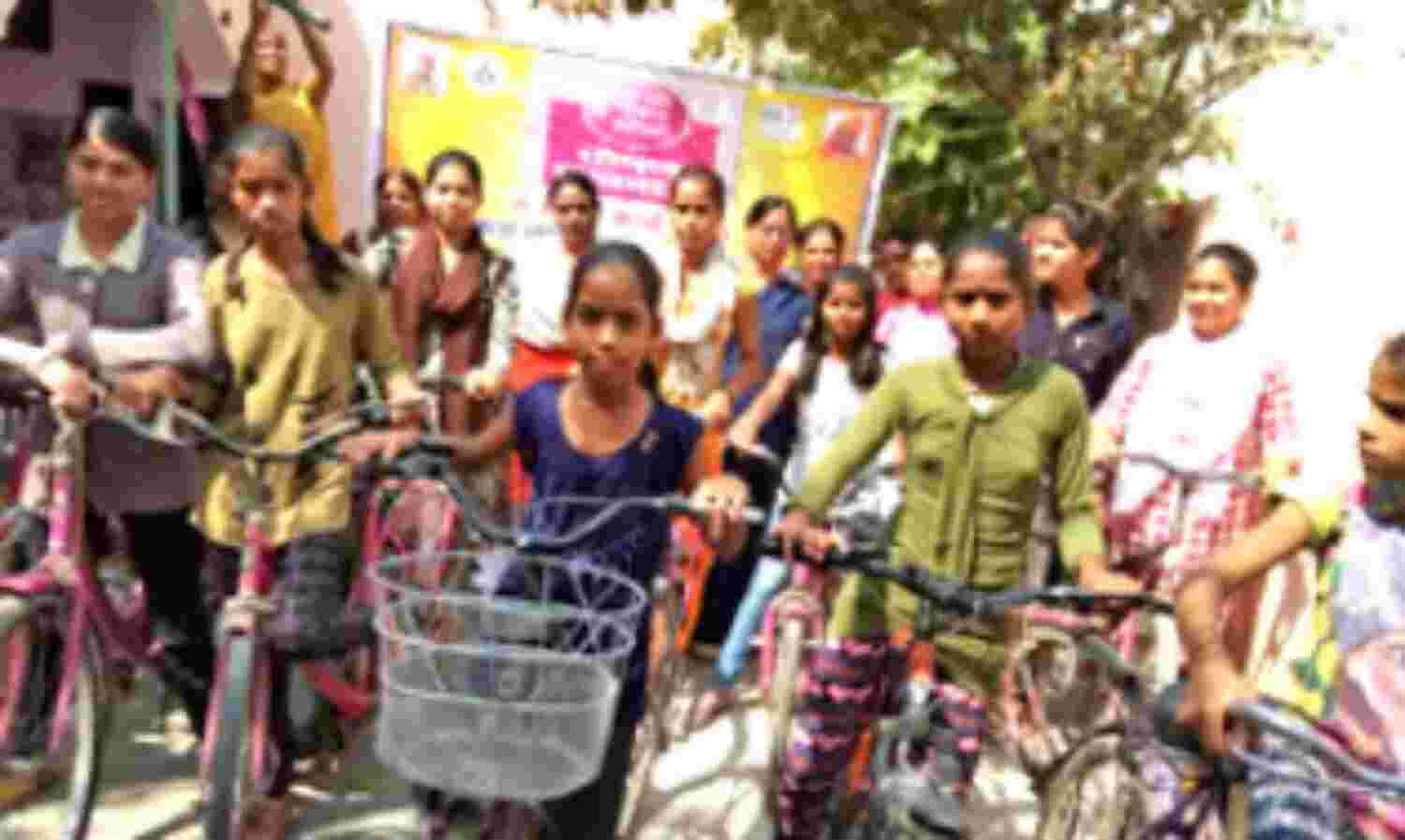 कुपोषण दूर करने के लिए किशोरियों ने चलाई साइकिल
