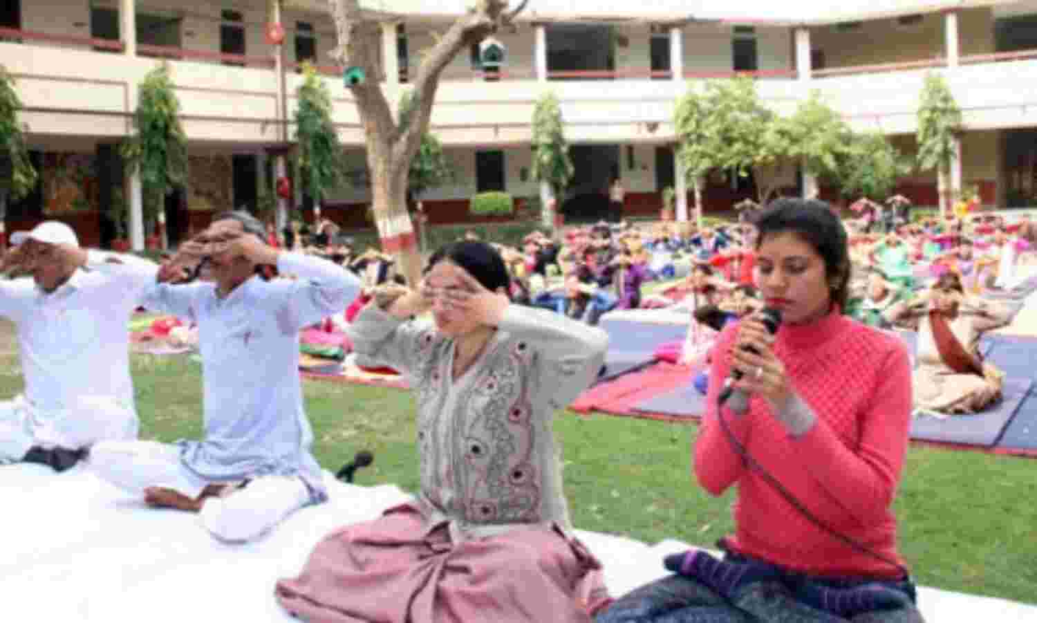 रतनलाल फूलकटोरी स्कूल में योग शिविर में लोगों ने किया योग