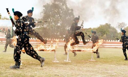 महिला जांबाजों के करतबों ने किया रोमांचित