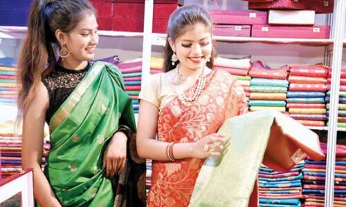 कम्युनिटी हॉल में सिल्क डिजायर प्रदर्शनी आयोजित