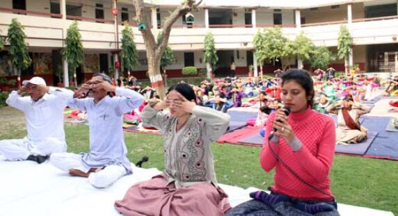 रतनलाल फूलकटोरी स्कूल में योग शिविर में लोगों ने किया योग