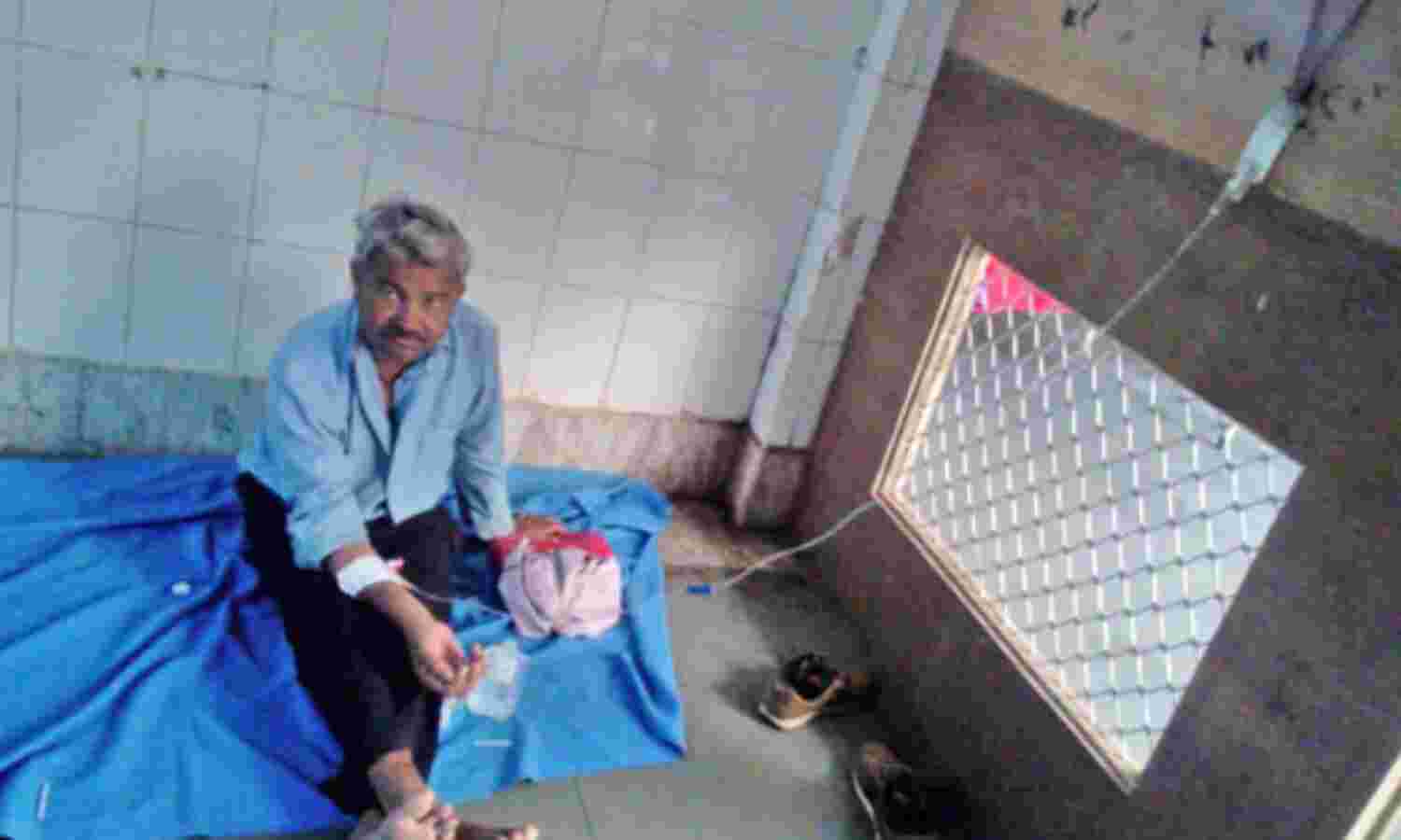 बैंच पर भर्ती किए जा रहे मरीज, नहीं हो पा रही पलंगों की व्यवस्था