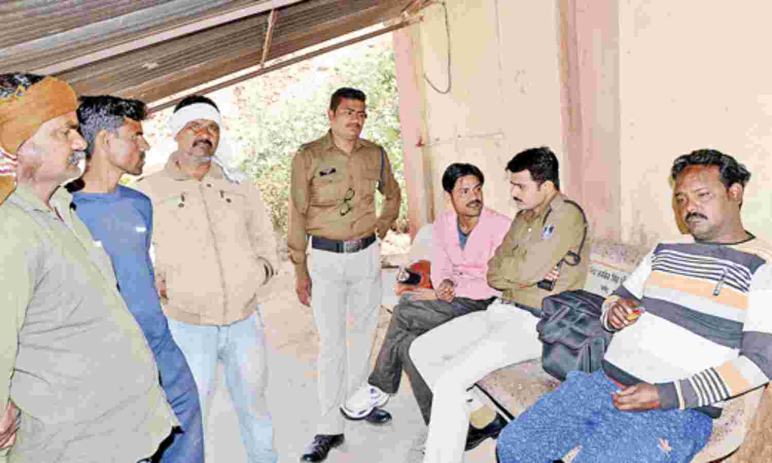 परिवार गया था विवाह समारोह में, मजदूर फांसी पर झूला