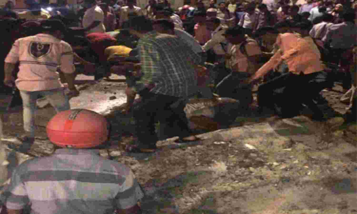 मुंबई : CSMT रेलवे स्टेशन पर बना फुट ओवर ब्रिज ढहा, 6 की मौत, 33 लोग घायल