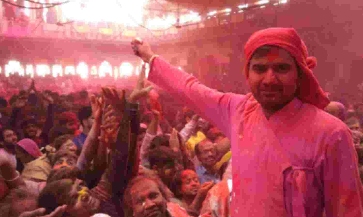 बरसाना में लड्डू होली का उल्लास