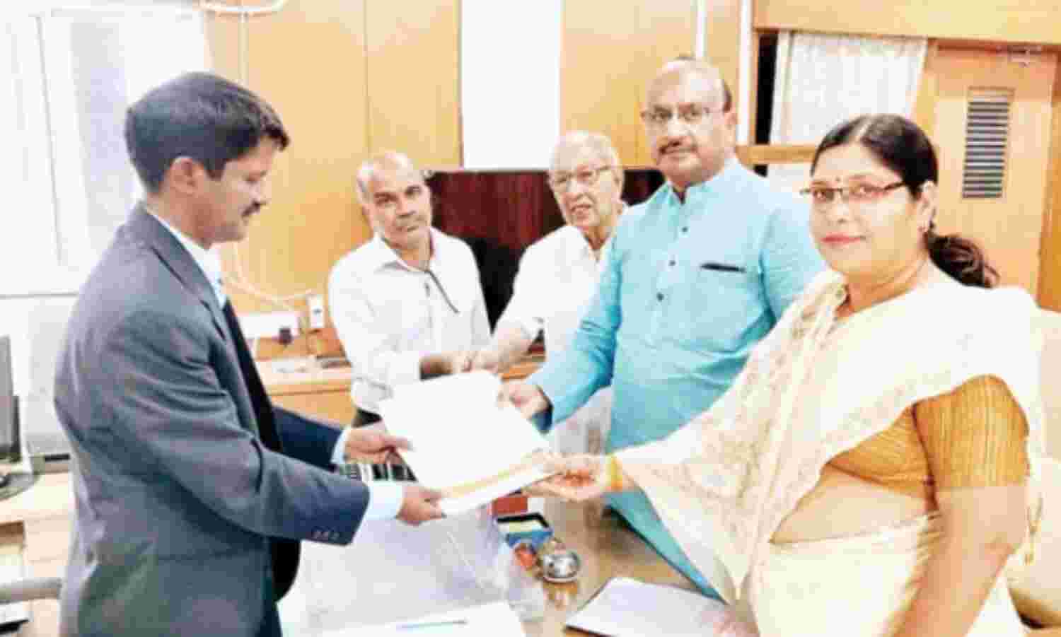 सरकार की मनमानी, नहीं हो रहा आचार संहिता का पालन