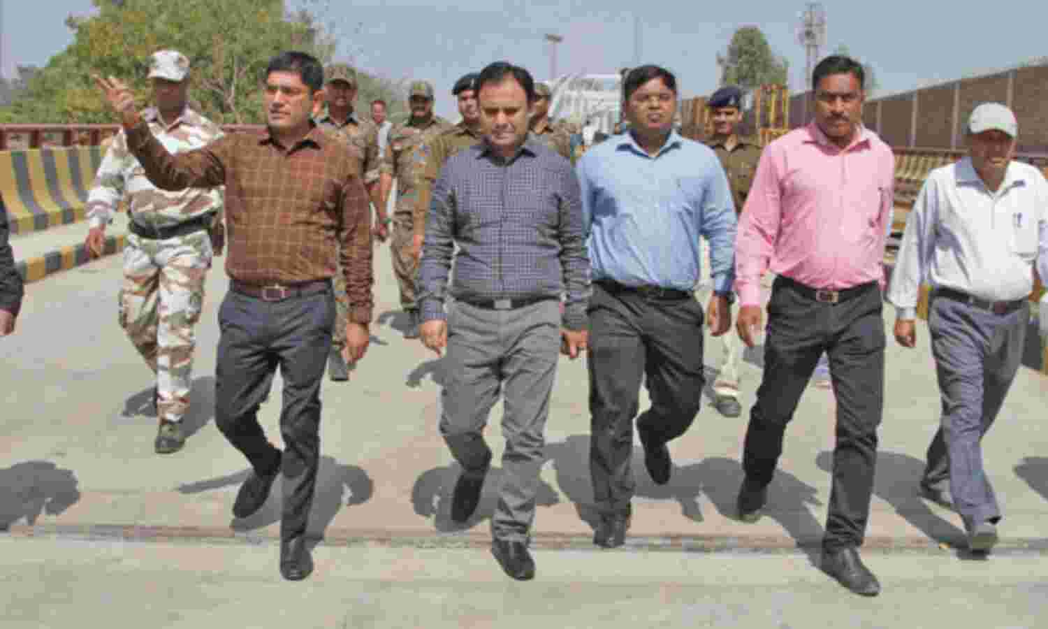 धरी रह गई श्रेय की राजनीति, जिलाधीश ने पुल पर शुरू कराया यातायात