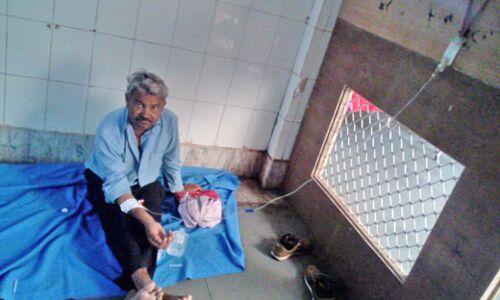 बैंच पर भर्ती किए जा रहे मरीज, नहीं हो पा रही पलंगों की व्यवस्था