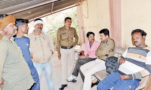 परिवार गया था विवाह समारोह में, मजदूर फांसी पर झूला