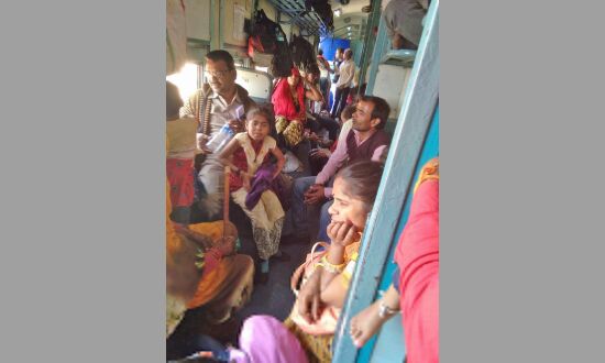 बिजली लाईन को खींच ले गया इंजन