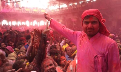 बरसाना में लड्डू होली का उल्लास