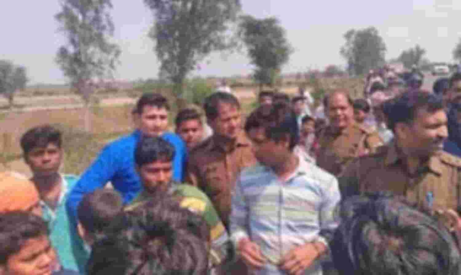 दिन दहाड़े हाईवे पर जायरीनों की बस लूटने की कोशिश