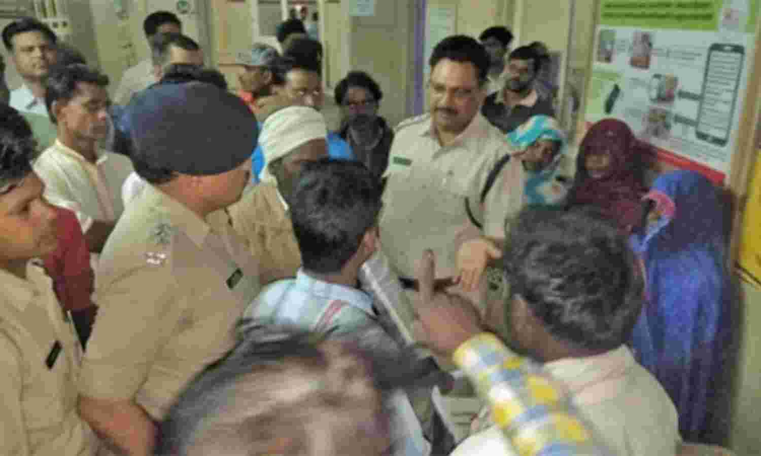 अस्पताल में शव के साथ प्रदर्शन