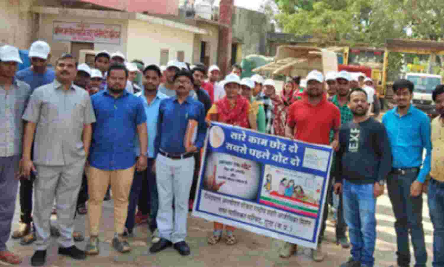 घर-घर पहुँचकर मतदाताओं को बता रहे आपका वोट सबसे कीमती