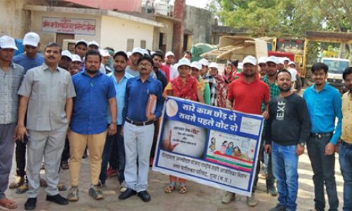 घर-घर पहुँचकर मतदाताओं को बता रहे आपका वोट सबसे कीमती