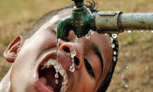 पाईप लाइन फटने से शहर में पेयजल का मचा हाहाकार