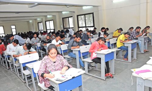 रोल नम्बर जनरेट न होने से परेशान हुए परीक्षार्थी