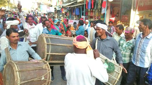 होली से पहले निकल रही हुरियारों की टोली