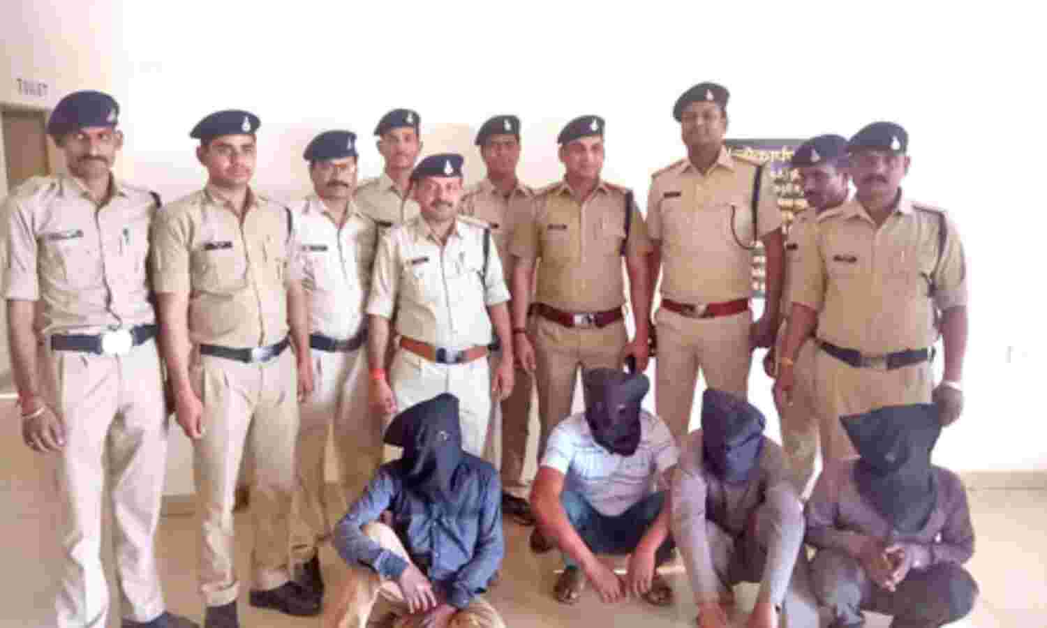76 हजार के ईनामी पुलिस गिरफ्त में
