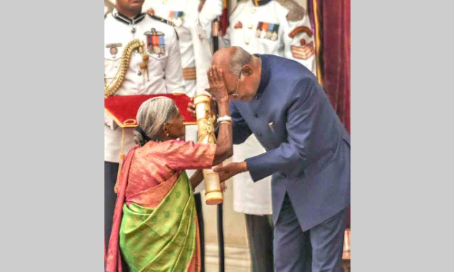 प्रोटोकॉल तोड़ वृक्ष माता ने राष्ट्रपति को दिया आशीर्वाद